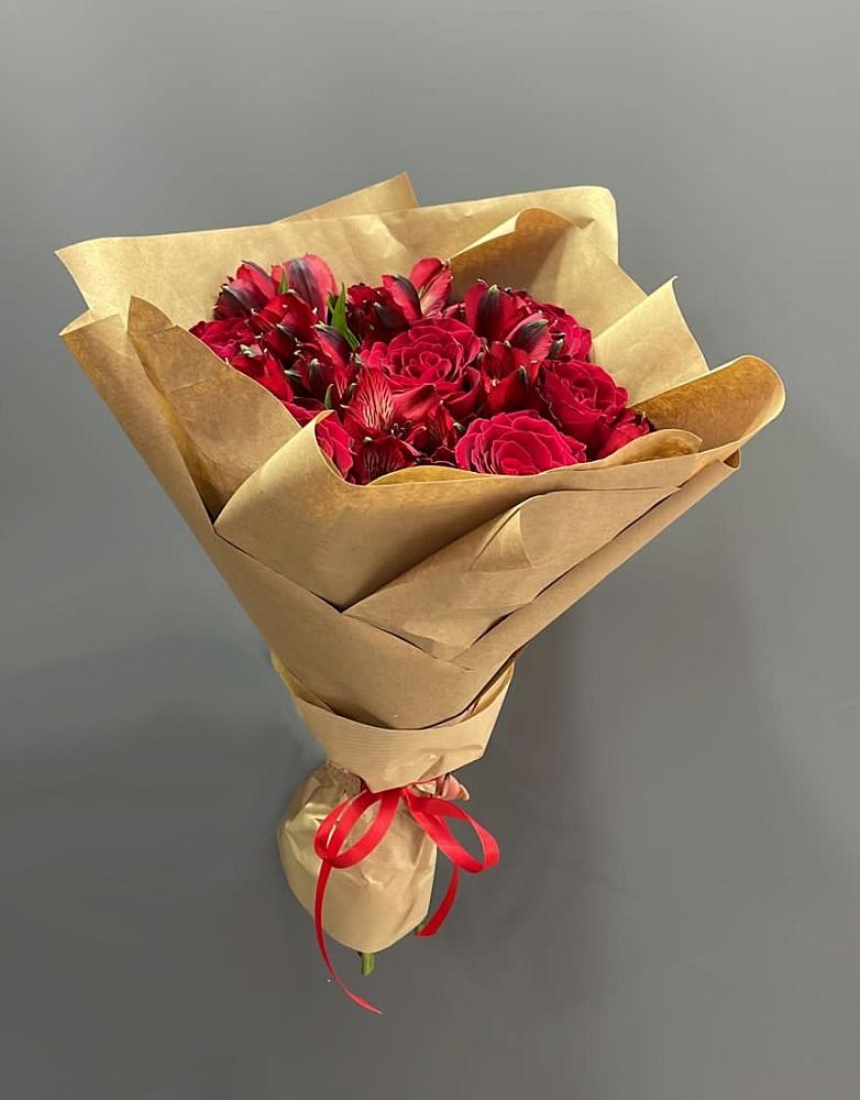 Букет цветов из: Альстромерии и Розы в Уке