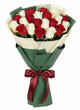 Букет Микс из красных и белых роз в Уке