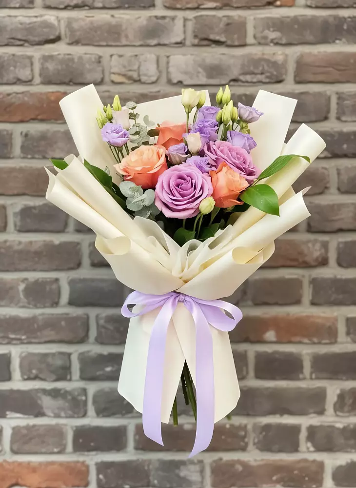 Букет цветов из: Лизиантусы и Розы в Уке