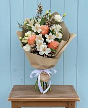 Букет цветов из:  Альстромерии, Лизиантусы, Розы и Хризантемы в Уке