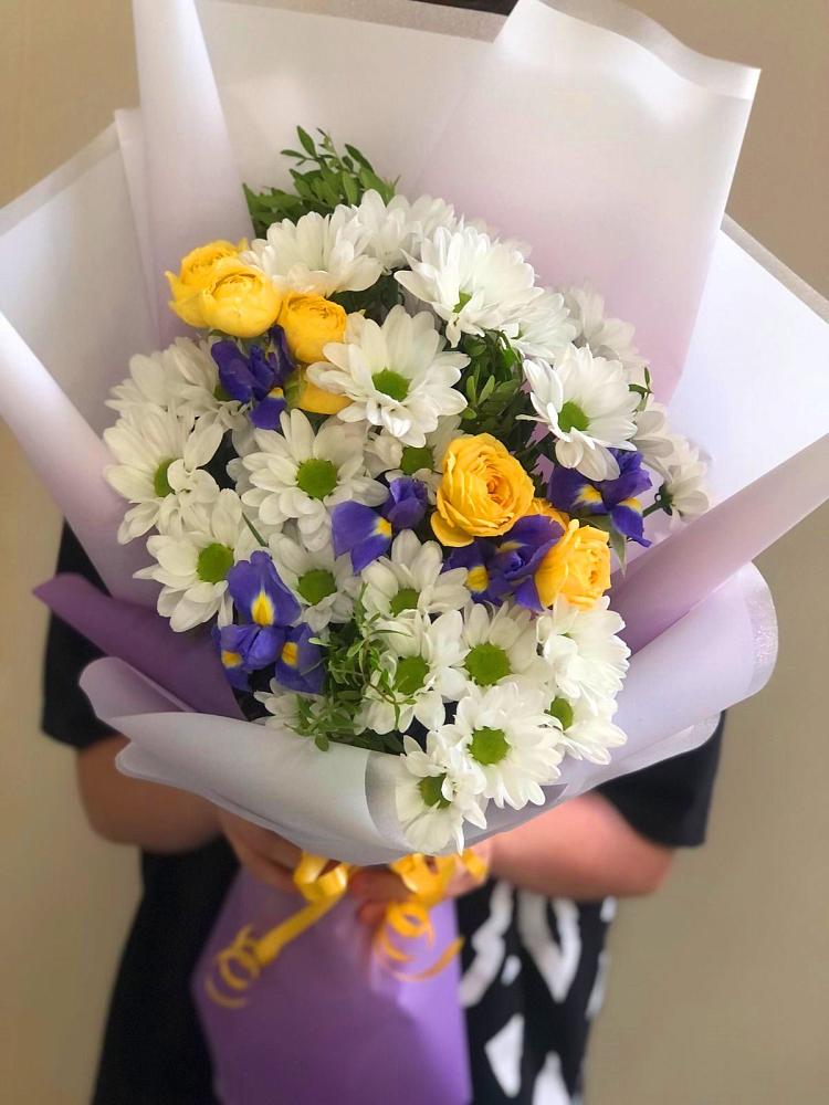 Букет цветов из: Ирисы, Хризантемы и Розы в Уке