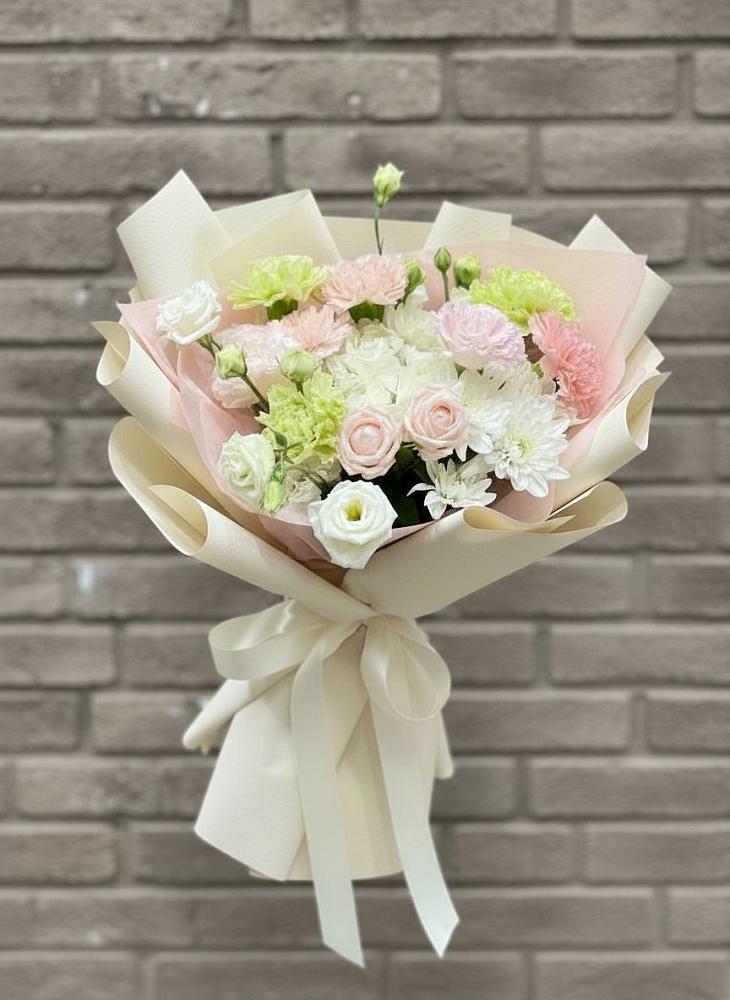 Букет цветов из: Гвоздики, Розы, Лизиантусы и Хризантемы в Уке