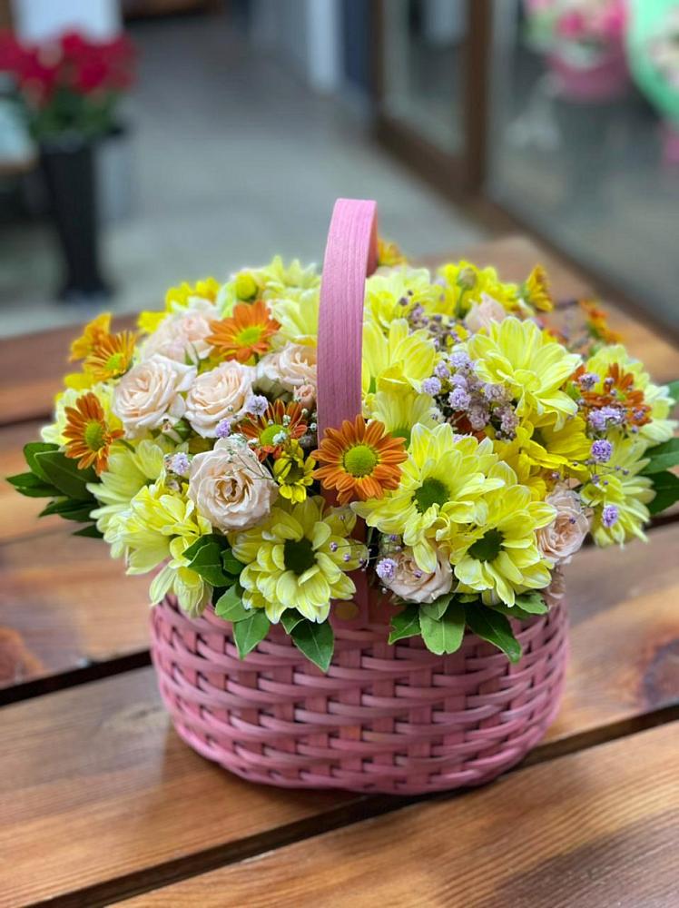 Цветочная композиция из Хризантемы и Розы в корзине в Уке