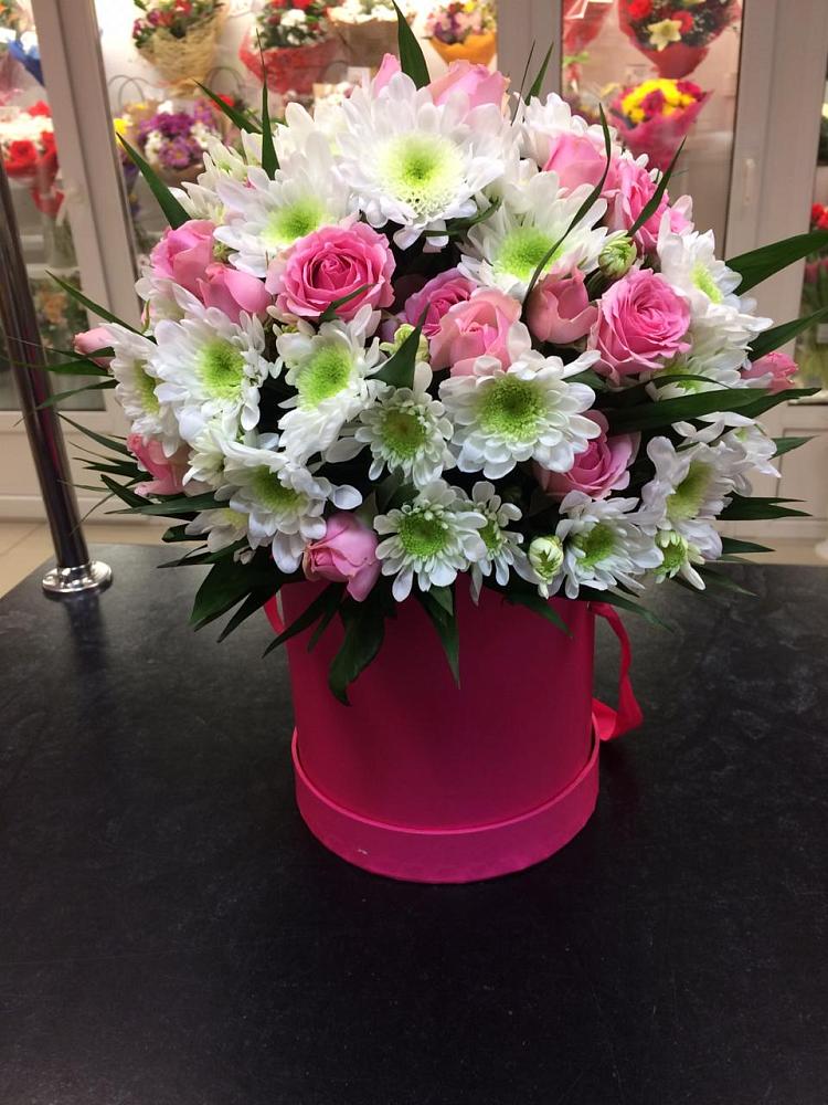 Цветочная композиция из Розы и Хризантемы в шляпной коробке в Уке