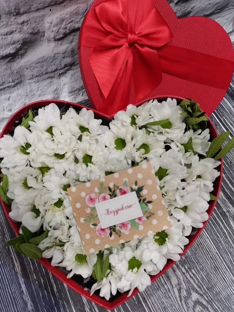 Цветочная композиция из Хризантемы в виде сердца в Уке
