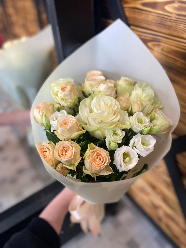 Букет цветов из: Розы и Лизиантусы в Уке